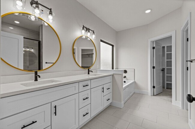 Building Photo - 702 S Thornridge Dr