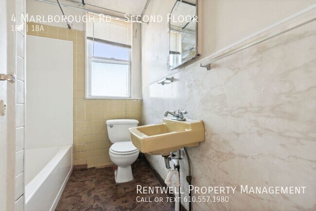 Building Photo - 1BR 1BA Second Floor Apartment is Upper Da...