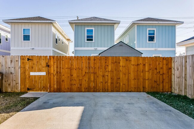 Driveway—fits 2 vehicles - 714 W Main St