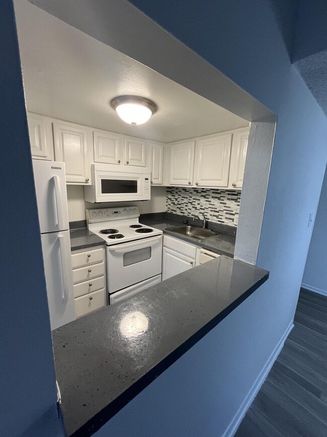 Building Photo - 2565 N Alafaya Trail