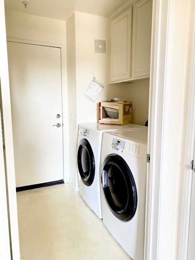 Building Photo - 3 Bedroom Townhome in Serene Santee