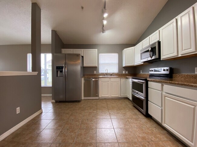 Building Photo - 9675 Hollyhill Dr
