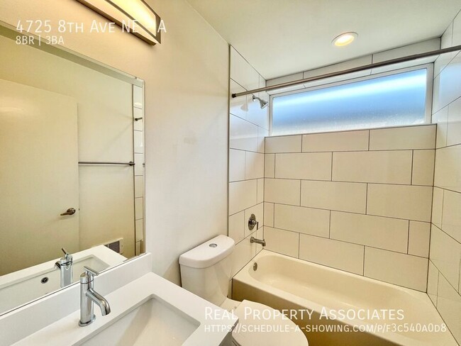 Building Photo - Spacious Modern Townhome in UD!! **Septemb...