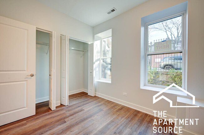 Building Photo - 1142 W 17th Pl