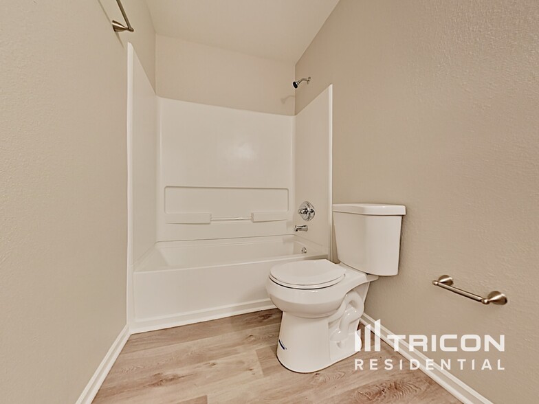 Building Photo - 1413 Bluestem Dr