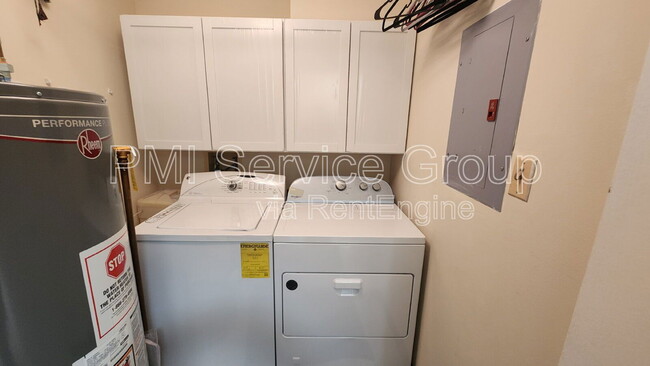 Building Photo - 985 West Ct