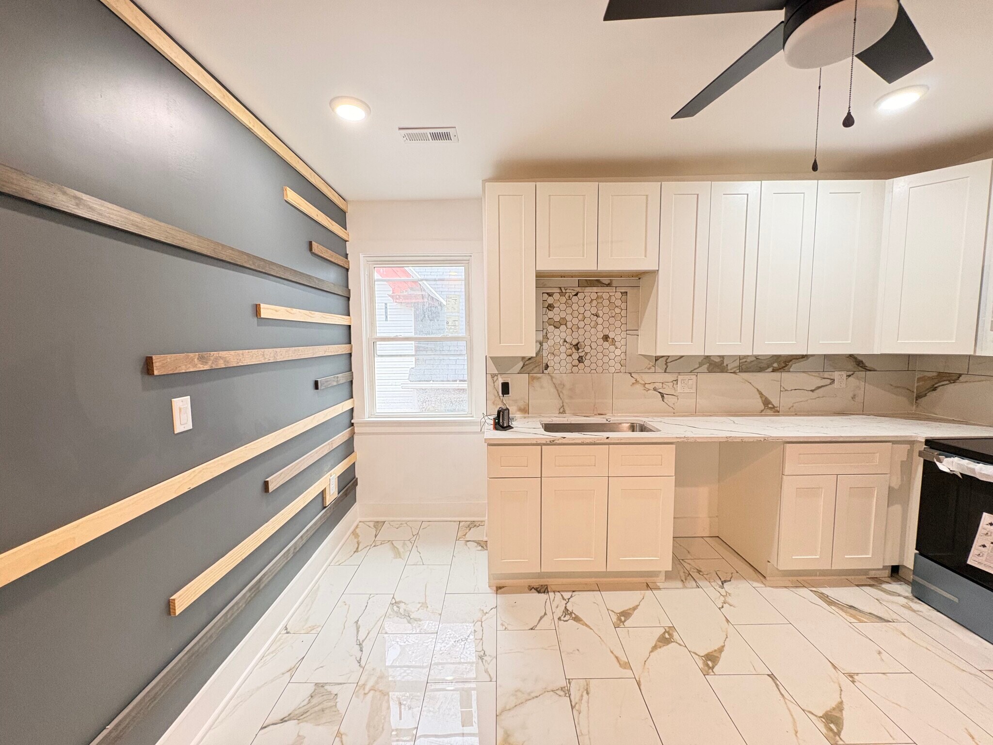 Building Photo - 5842 Hobart St