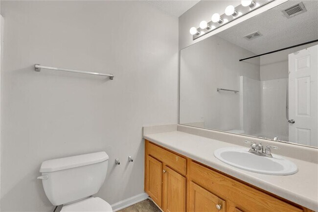 Building Photo - 6300 Hickory Ln Cir
