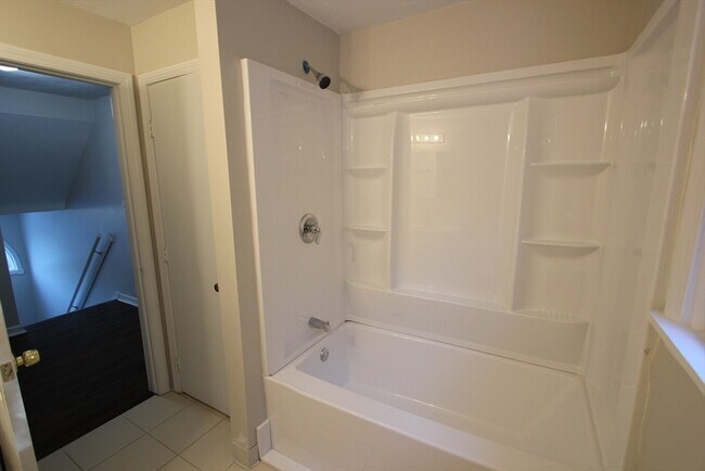 Building Photo - 70 Beach St