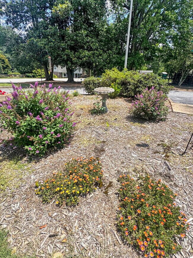 Building Photo - Updated 2BR End-Unit Condo | Pool Community | Minutes to Downtown Gainesville