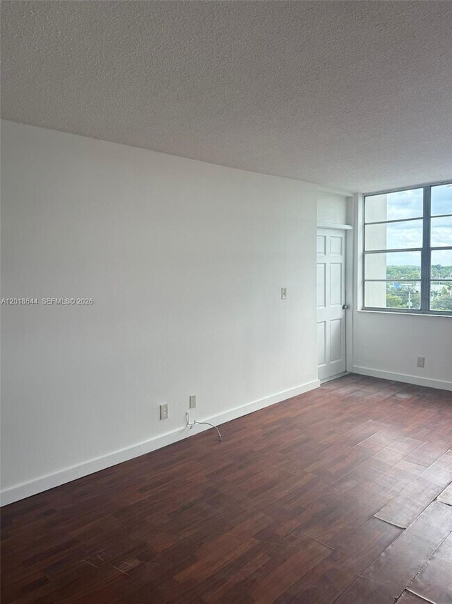 Building Photo - 2025 NE 164th St