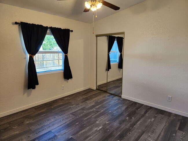 Building Photo - Stunning 3 bed / 2 bath Solar Home in Desi...