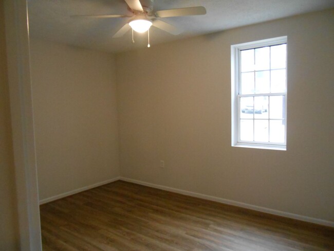 Building Photo - Remodeled, 2 Bedroom & 1 Bath Home  Like New!