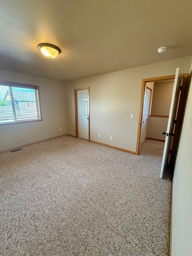 Building Photo - 3 Bedrooms 2 1/2 Bathroom Townhouse