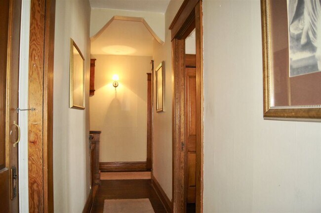 Building Photo - 304 S Lake St