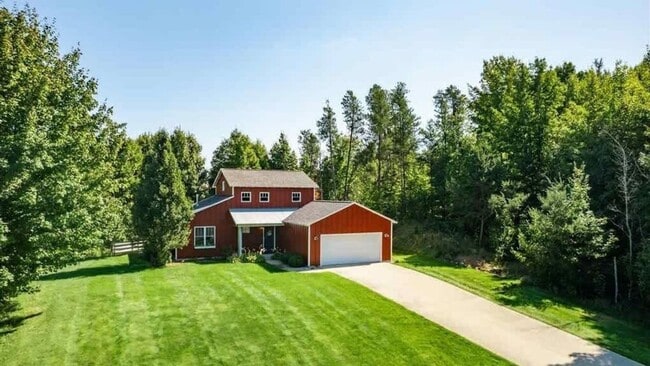Building Photo - Fully Furnished Monthly Off-Season Gem!