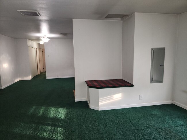 Building Photo - 3-bedroom 1 bath Single Level House