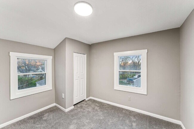 Building Photo - Beautifully renovated 5-bedroom, 2 full bath home ready for move-in!  1st month's rent is FREE!*