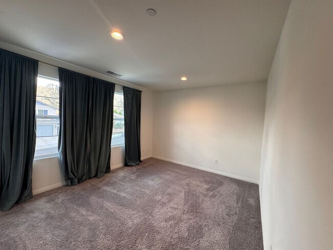 Building Photo - Beautiful 5 Bedroom 3 Bathroom Home Built in 2021