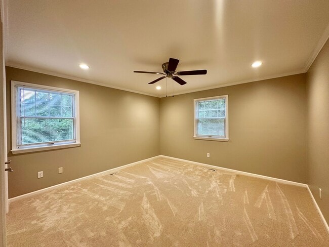 Building Photo - 4N355 Knoll Creek Dr