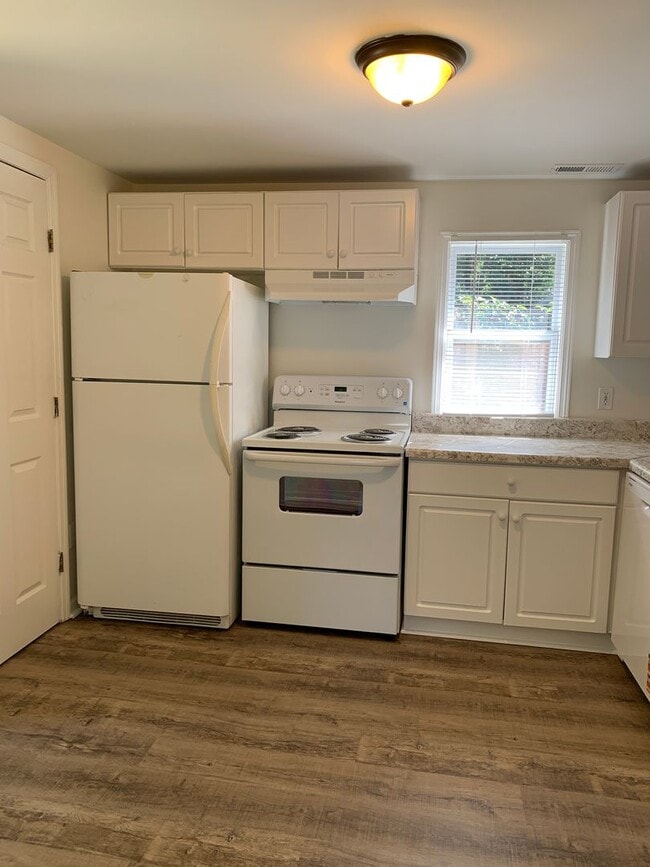 Building Photo - $500 OFF 1ST MONTH'S RENT! 3 Bedroom, 1 Bath house on Hillsdale Drive
