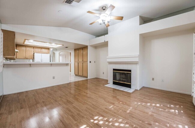 Building Photo - Stunning 3 Bedroom home!