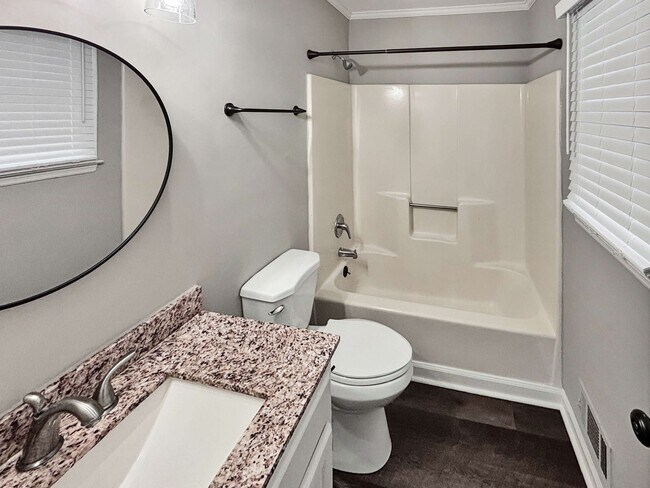 Building Photo - Charming Updated 2BR/2BA Duplex Close To E...