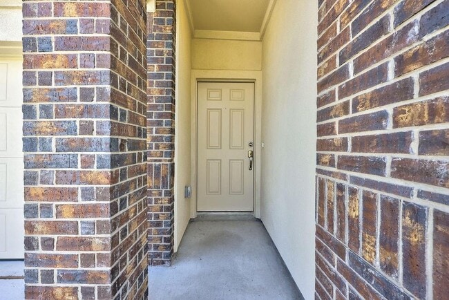 Building Photo - 618 Waterway Ave