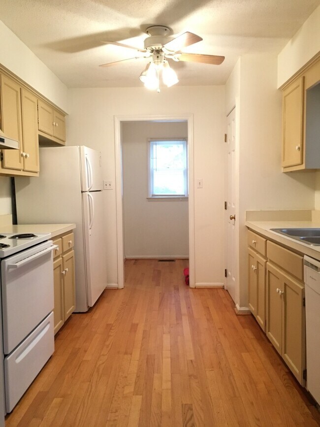 Building Photo - Inviting 3br house in Morrisville with woo...