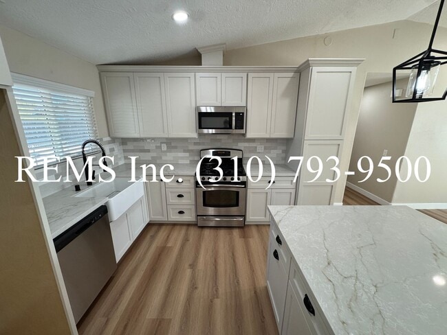 Building Photo - Remodeled Hersperia Front House with Laund...