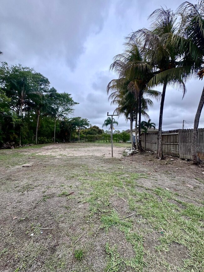 Building Photo - 14618 Temple Blvd