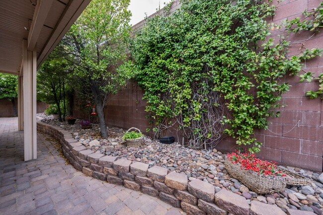 Building Photo - Single Story w/ duel primary suites gated ...