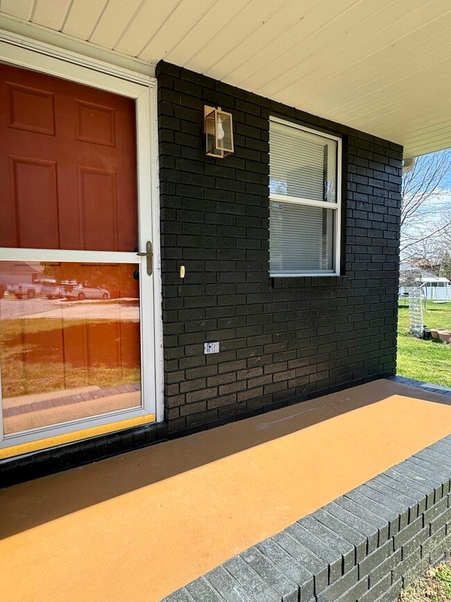 Building Photo - 701 McLean Ct