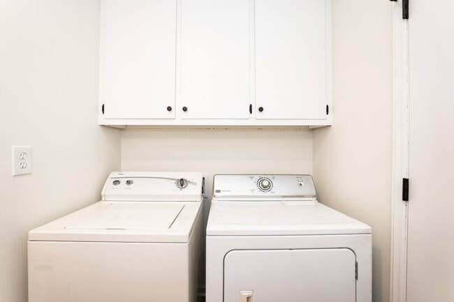 Building Photo - Three Bedroom Home Move in ready!