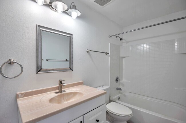 Building Photo - 5 Bedroom, 3 Bath, Pool, Remodeled