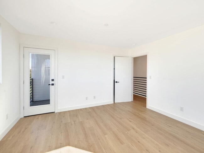 Building Photo - Massive 4 & 5 Bed Luxury Townhomes