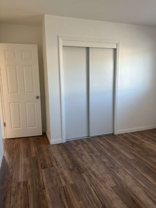 Building Photo - "Charming 2-Bedroom Unit in Oxnard's Heart...