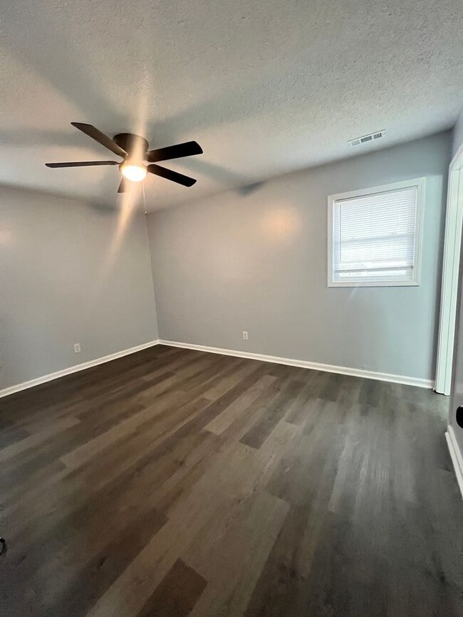 Building Photo - Charming Single-Family Home with Fenced in Backyard!