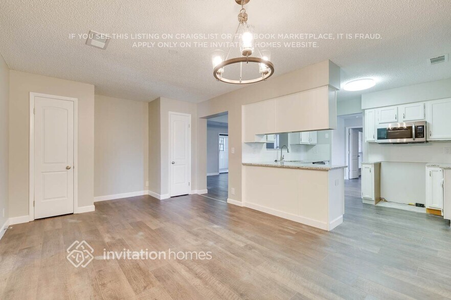 Building Photo - 6241 Cranberry Ln E