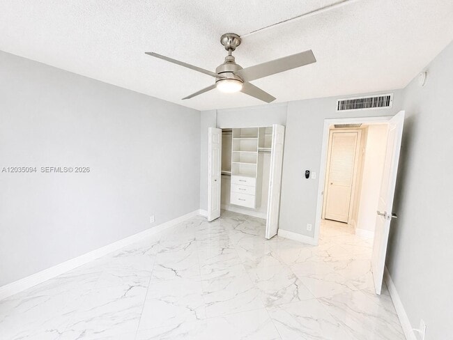 Building Photo - 3301 N Country Club Dr