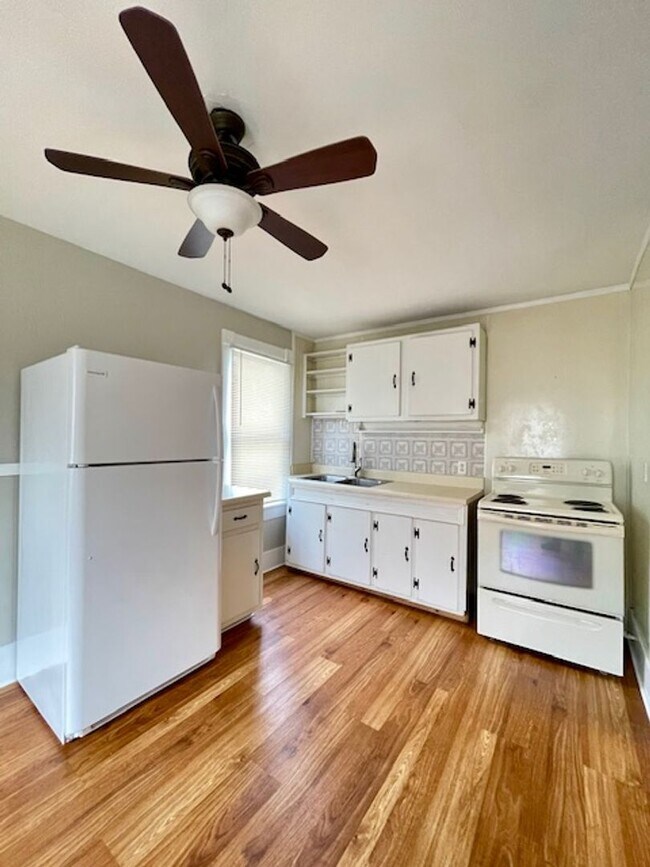 Building Photo - CONVENIENT 1 Bedroom Available!