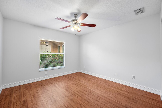 Building Photo - 8845 Sandy Crest Ln