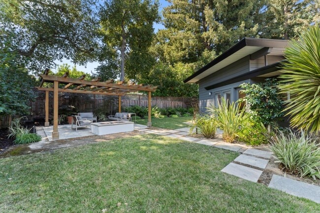 Building Photo - 705 Evergreen St