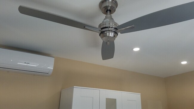 Building Photo - Tarzana- High End Compact Side House Studio