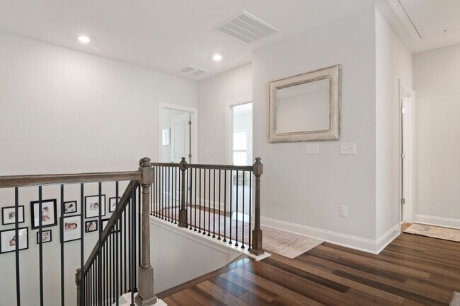 Building Photo - Chapel Hill 5 Bedroom/ 3 bath Home Gourmet Kitchen Fireplace and Fenced yard!