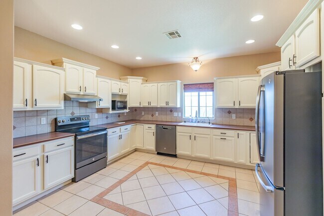 Building Photo - 3 bed 2 bath beautiful home!