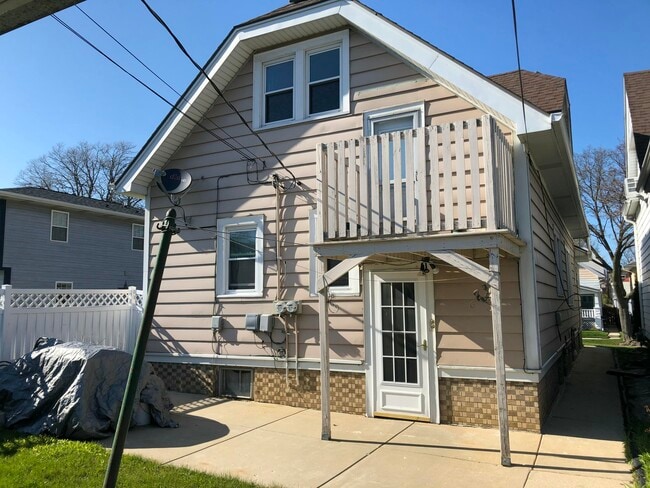 Building Photo - 3647A E Munkwitz Ave