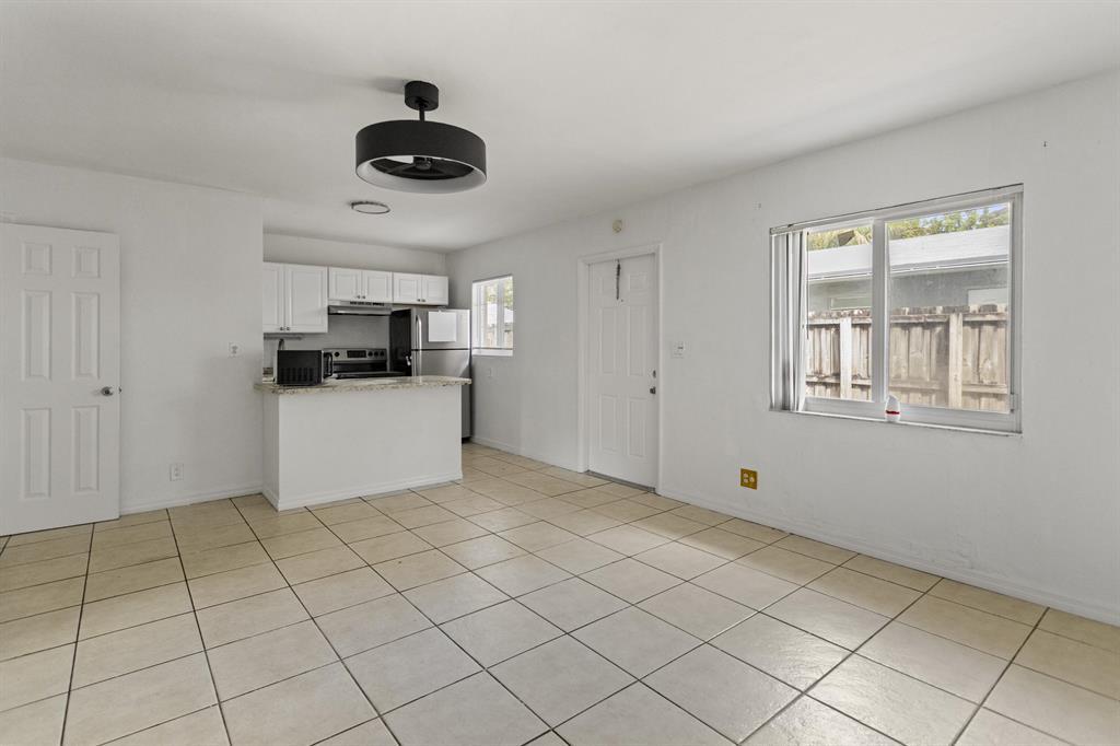 Building Photo - 709 SW 13th Ave