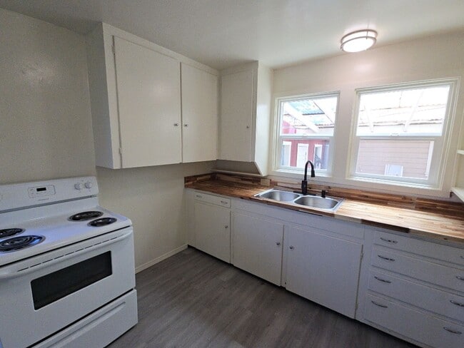 Building Photo - Studio cottage near Cal Poly Humboldt offers remodeled interior