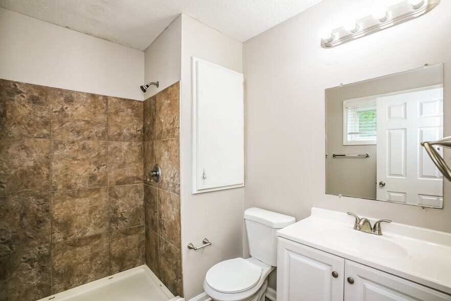 Building Photo - 1716 Countryside Dr